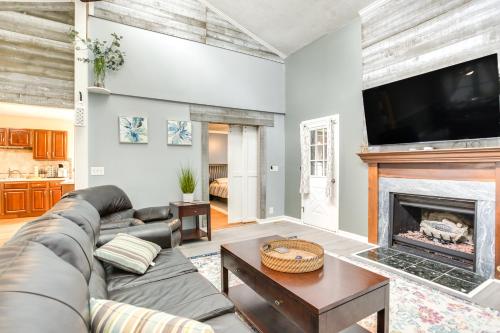 Grill, Yard and Fire Pit Huntsville Gem with Views in 特洛伊