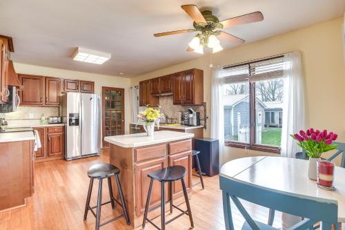 Walk to Indian Lake State Park Gem with Fire Pit in 트로이 (OH)