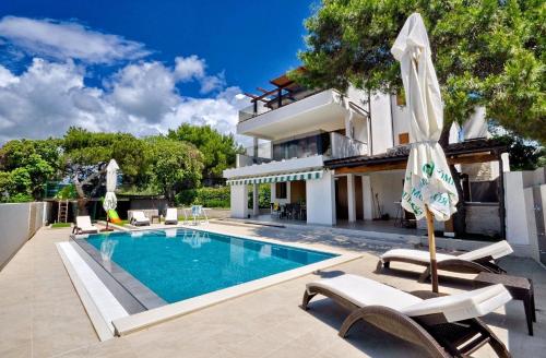 Charmante und luxuriöse Villa, ruhige Lage, atemberaubende Aussicht und Infinity-Pool