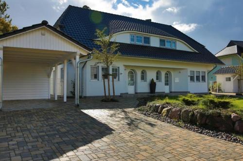 Schönes Ferienhaus in Middelhagen mit Großem Garten und Strand in der Nähe