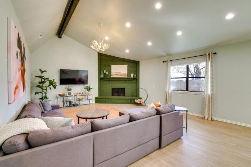 Lovely Bentonville Home with Grill 1 Mi to Downtown