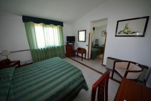 1 queen bed, 2 twin beds