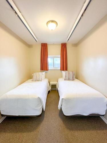 2 bedrooms, 3 beds