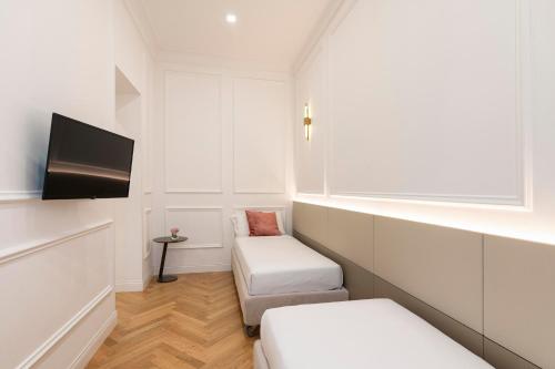 SJR Luxury Apartment Trevi Fountain - main image