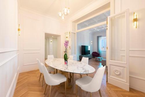 SJR Luxury Apartment Trevi Fountain - main image