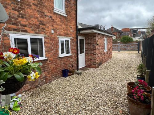 حديقة, Historic & Stylish Cottage in Charlton Kings