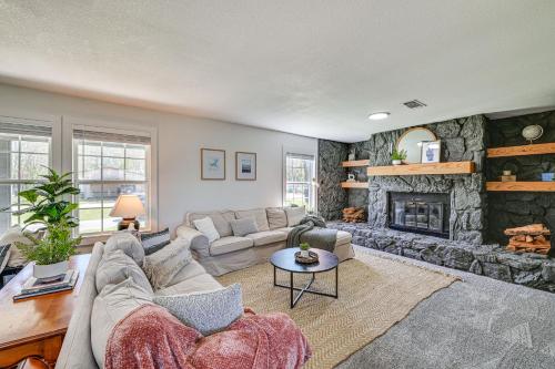 Bright Home with Fire Pit Near Possum Kingdom Lake! in Graford, Vereinigte Staaten von Amerika