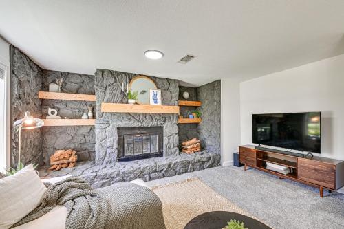 Bright Home with Fire Pit Near Possum Kingdom Lake! in Graford, USA