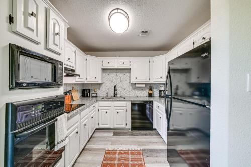 Bright Home with Fire Pit Near Possum Kingdom Lake! in Graford, USA
