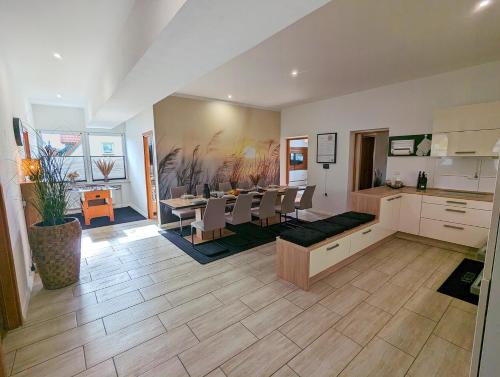 Cocina, BesTime - 5 Schlafzimmer, Wohnzimmer, Kuche, Waschtrockner, Terrasse, Smart-TVs, Netflix, Tischfußba in Wildeshausen