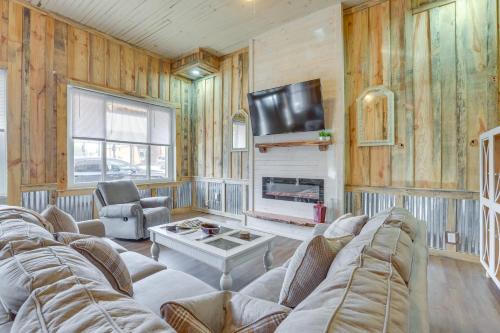 . Downtown Lineville Vacation Rental about 10 Mi to Lake