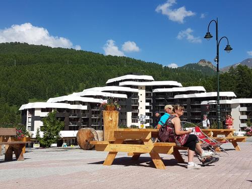 Vars les Claux appartement avec balcon 2 adultes 2 enfants situé à 50 m des pistes, du télécabine, des commerces, restaurants, bars Vars