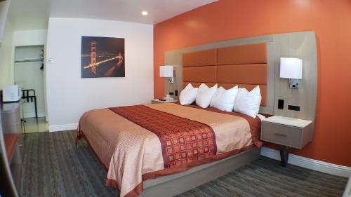 Standard King Room image 4