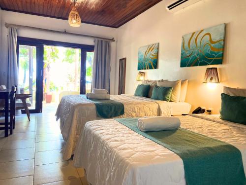 1 double bed, 1 twin bed