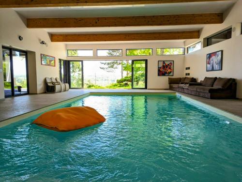 Villa elegante avec piscine privee a Parmain
