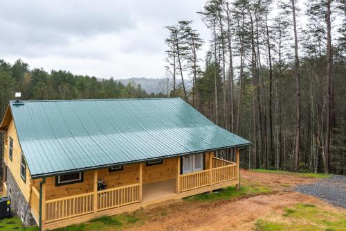 Smoky Mountain Cabin Rental with Hot Tub and Views! in Cosby, USA