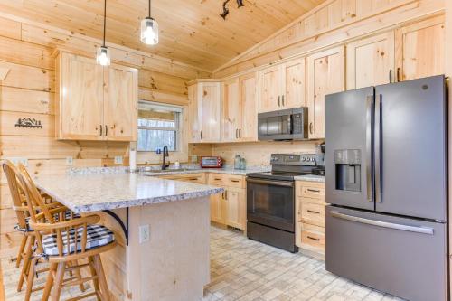 Smoky Mountain Cabin Rental with Hot Tub and Views! in Cosby, USA