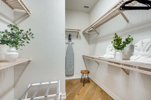 Luxury House with Private Acreage - Near Golfing! - image 6