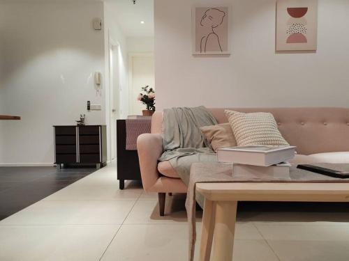 Arcoris Mont Kiara 18# Sunway 163 Mall# 1 Mont Kiara # 2 BR with Balcony 2-4 Pax, Kuala Lumpur