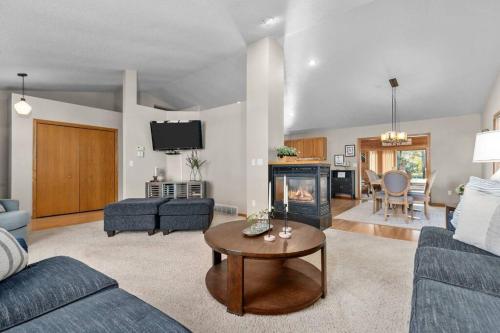 Lilly Lakeside- Large Tri Level home in Van Dyne, USA