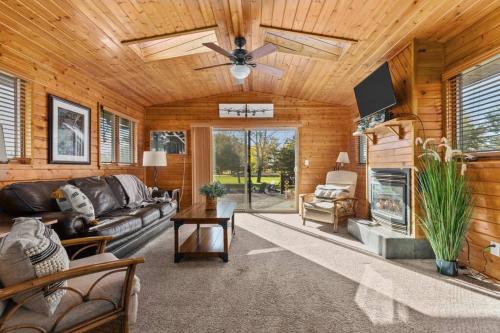 Lilly Lakeside- Large Tri Level home in Van Dyne, USA