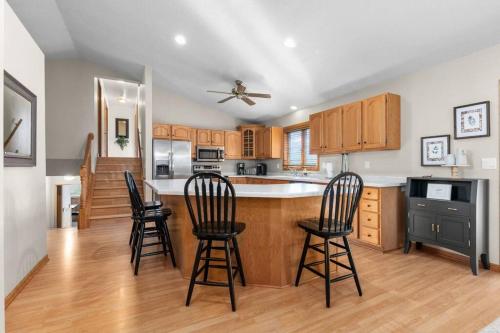 Lilly Lakeside- Large Tri Level home in Van Dyne, USA