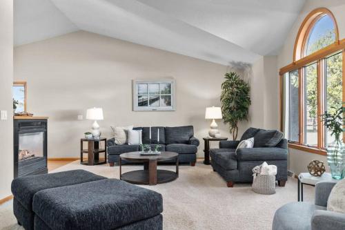 Lilly Lakeside- Large Tri Level home in Van Dyne, USA