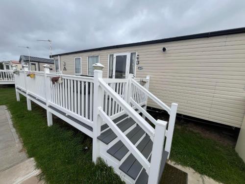 Heron 41, Scratby - California Cliffs, Parkdean, sleeps 6, pet friendly, bed linen and towels included - close to the beach