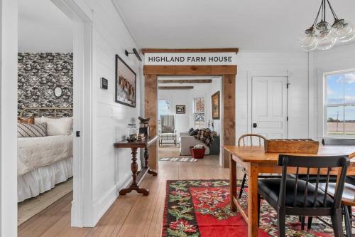The Highland Farmhouse- Hobby Farm and Greenhouse in Van Dyne, USA