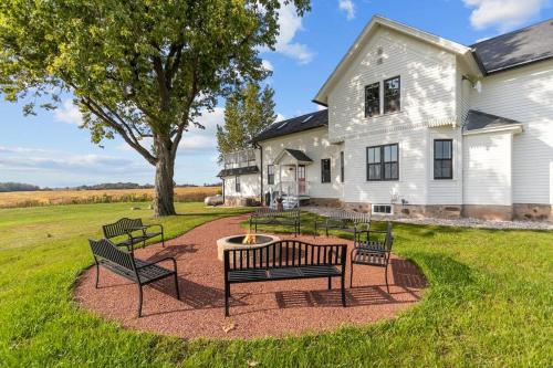 The Highland Farmhouse- Hobby Farm and Greenhouse in Van Dyne, USA