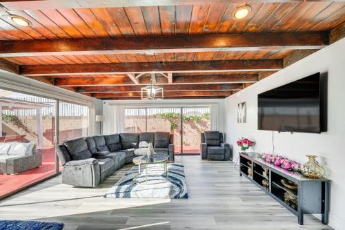 South Central Los Angeles Home with Patio in Compton, USA