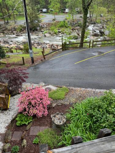 The Evening Shade River Lodge and Cabins