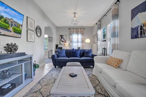 Stunning 2Bd 1Ba dream beach house in Surfside in Miami Beach (FL)