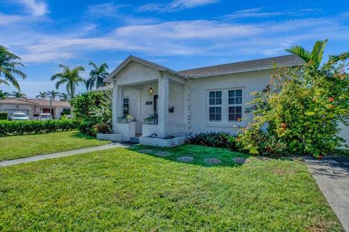 Stunning 2Bd 1Ba dream beach house in Surfside in Miami Beach (FL)