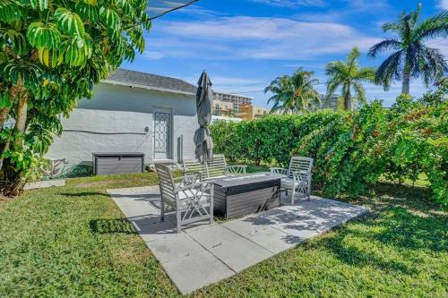 Stunning 2Bd 1Ba dream beach house in Surfside in Miami Beach (FL)
