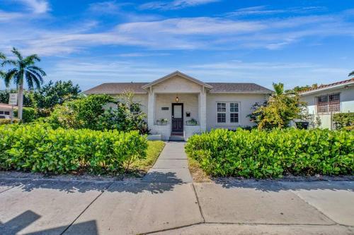 Stunning 2Bd 1Ba dream beach house in Surfside in Miami Beach (FL)