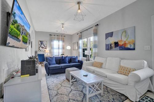 Stunning 2Bd 1Ba dream beach house in Surfside in Miami Beach (FL)