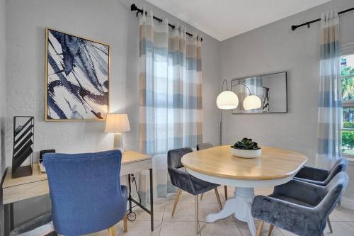 Stunning 2Bd 1Ba dream beach house in Surfside in Miami Beach (FL)