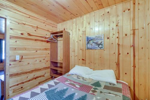 Wooded Park Rapids Cabin Lake Access, Boat Slip! in Arago, USA