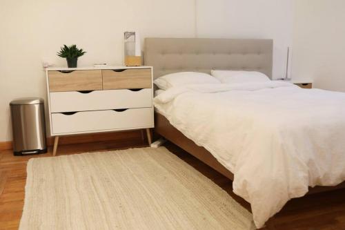 Beautiful & Massive 4 bdr with Bonus Perks! in New York, USA