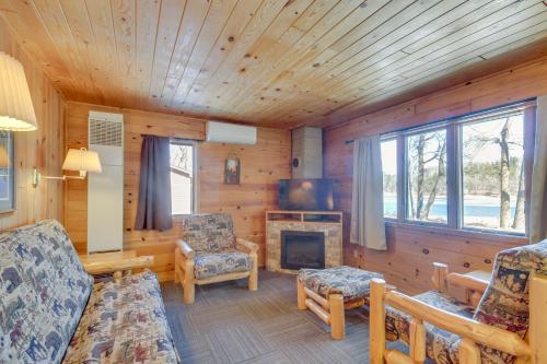 Serene Park Rapids Cabin Fire Pit, Lake Access! in Arago, USA