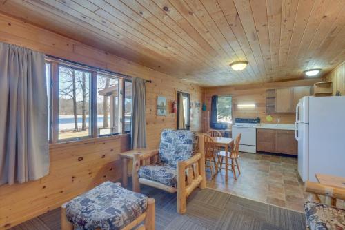 Serene Park Rapids Cabin Fire Pit, Lake Access! in Arago, USA