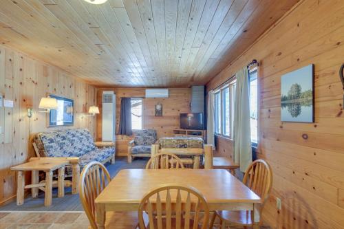 Serene Park Rapids Cabin Fire Pit, Lake Access! in Arago, USA
