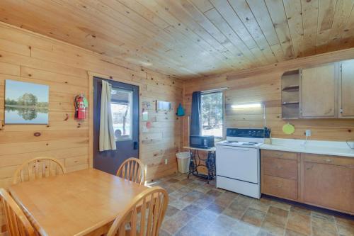 Serene Park Rapids Cabin Fire Pit, Lake Access! in Arago, USA