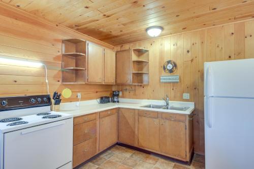 Serene Park Rapids Cabin Fire Pit, Lake Access! in Arago, USA