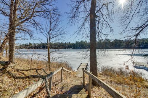Cozy Park Rapids Cabin with Fire Pit and Lake Access in Arago, USA