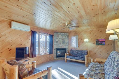 Cozy Park Rapids Cabin with Fire Pit and Lake Access in Arago, USA