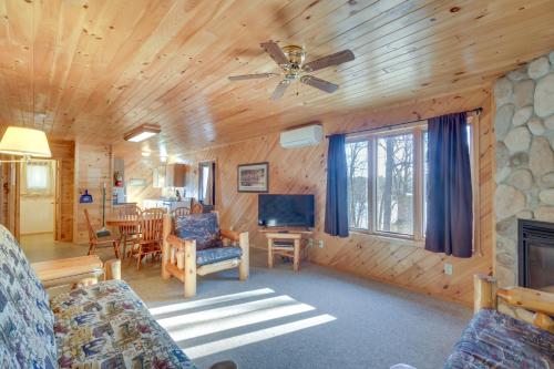 Cozy Park Rapids Cabin with Fire Pit and Lake Access in Arago, USA
