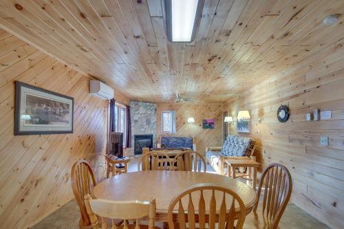 Cozy Park Rapids Cabin with Fire Pit and Lake Access in Arago, USA