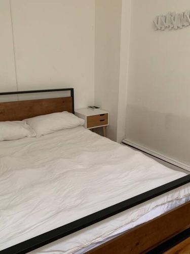 Beautiful & Massive 4 bdr with Bonus Perks! in New York, USA